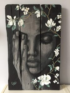 peinture sur bois, portrait de femme orné de fleurs. tableau réalisé par Coraline Van Butsele