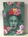 Tableau de Coraline Van Butsele, portrait à l'acrylique sur bois, représentant l'artiste Frida Kahlo
