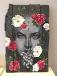 peinture sur bois, portrait de femme orné de fleurs. tableau réalisé par Coraline Van Butsele