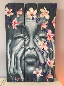 Peinture, portrait de femme orné de fleurs à l'acrylique sur bois, réalisé par Coraline Van Butsele
